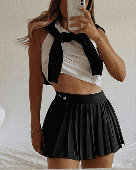 Sleek black Nike pleated mini skirt with white swoosh logo, ideal for
high-performance padel and tennis outfits in Lebanon.
