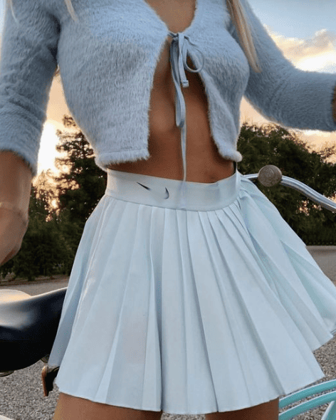 Back view of the white flared pleated skirt, designed for movement and
style on the tennis or padel court.